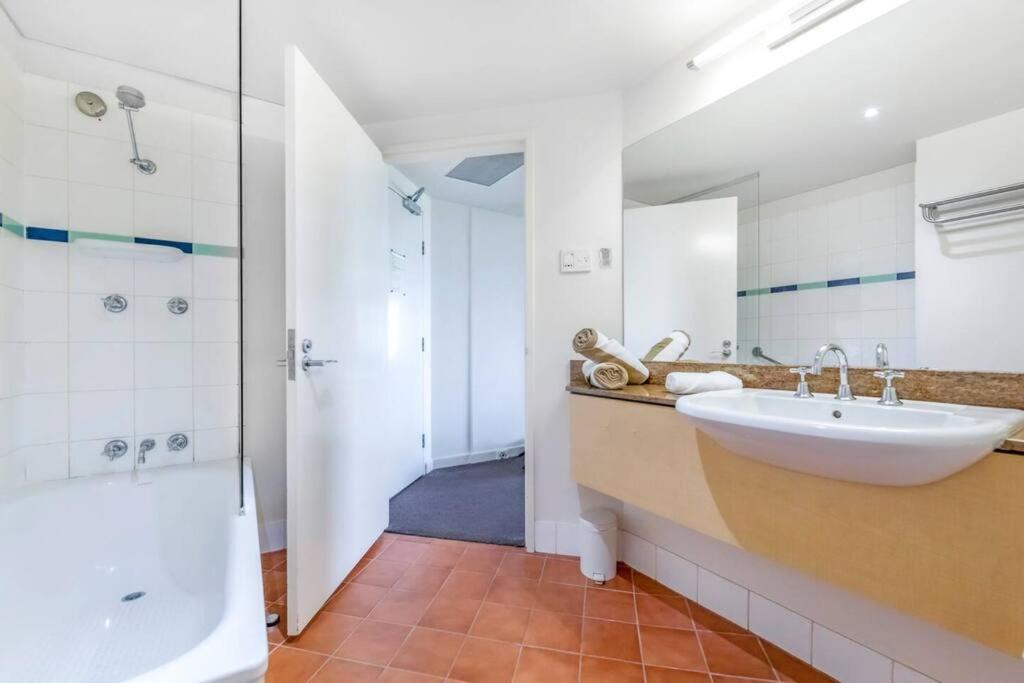 'Towering Palms' Resort-Style Apartment With A Separate Studio داروين المظهر الخارجي الصورة